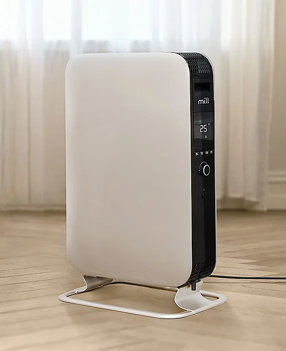 Witte elektrische kachel van Mill met digitaal display, op een houten vloer